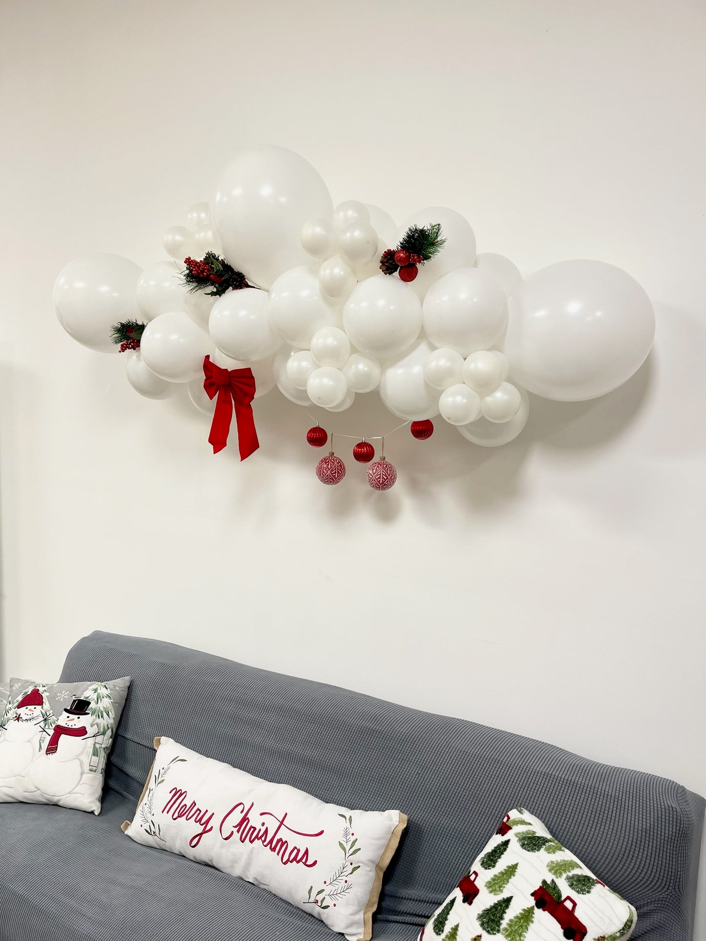 I'm Dreaming of a White Balloon Garland - DIY 6’ Balloon Garland Kit